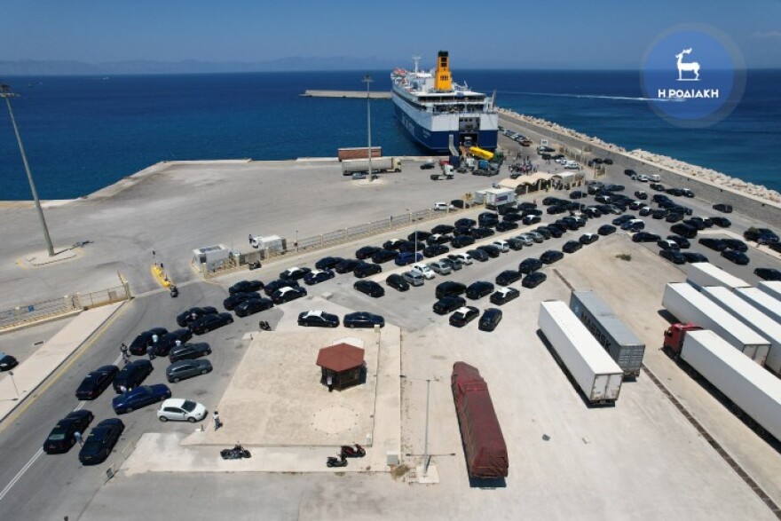 Ρόδος: Οδηγοί ταξί απέκλεισαν το λιμάνι - Προσπάθησαν να εμποδίσουν την αποβίβαση οχημάτων της Uber