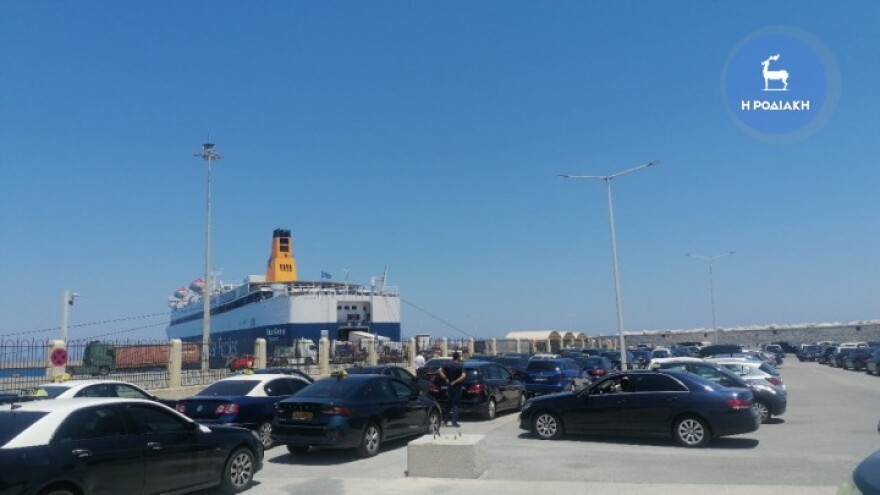 Ρόδος: Οδηγοί ταξί απέκλεισαν το λιμάνι - Προσπάθησαν να εμποδίσουν την αποβίβαση οχημάτων της Uber