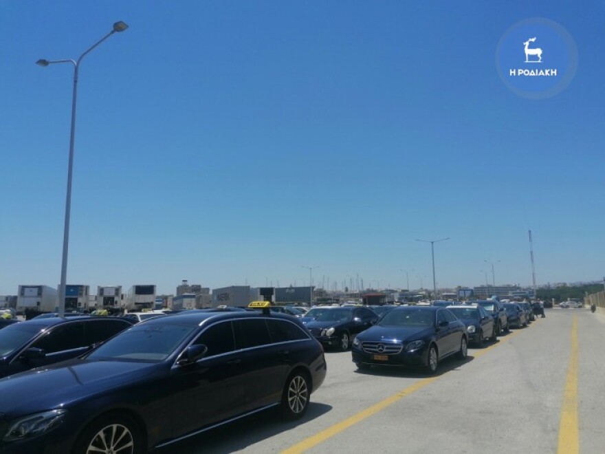 Ρόδος: Οδηγοί ταξί απέκλεισαν το λιμάνι - Προσπάθησαν να εμποδίσουν την αποβίβαση οχημάτων της Uber