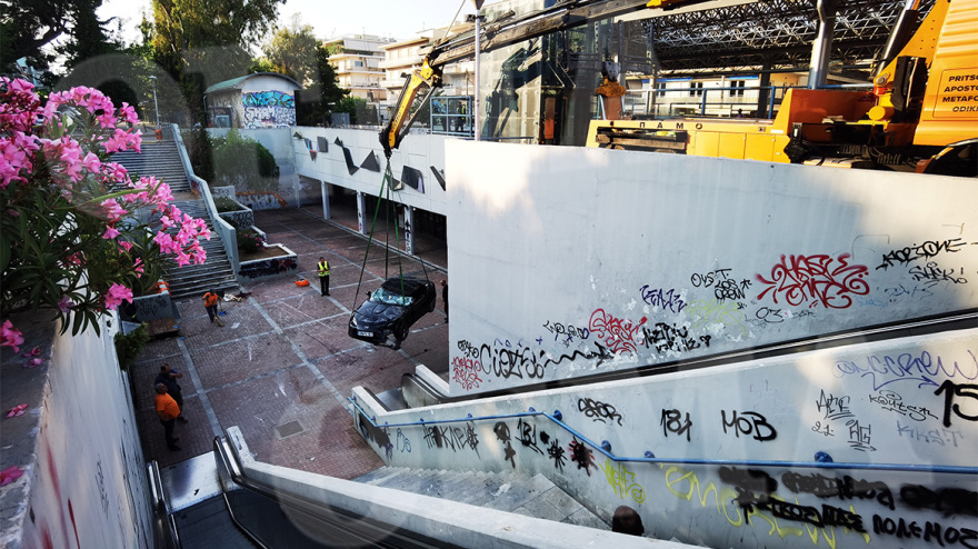 Νέο Ηράκλειο: Αυτοκίνητο «βούτηξε» στο κενό στο σταθμό του ΗΣΑΠ - Νεκρός ο οδηγός