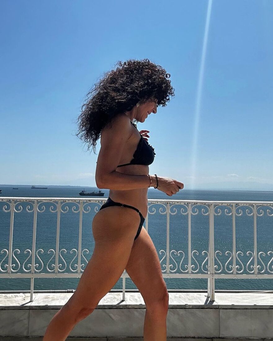 Μαρία Σολωμού: Ποζάρει με μαύρο μαγιό στο μπαλκόνι - Δείτε φωτογραφίες