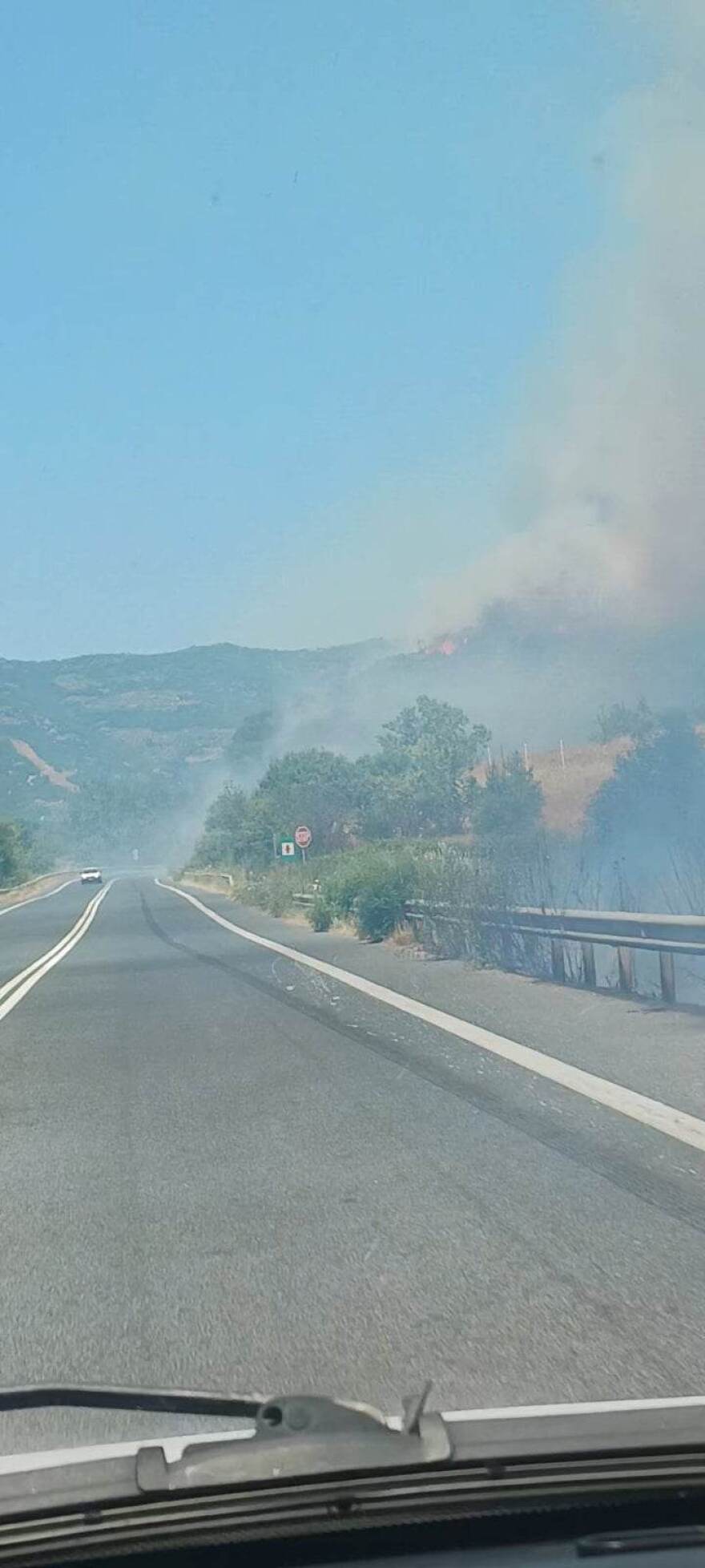 Υπό μερικό έλεγχο η πυρκαγιά στα Τέμπη - Ξεκίνησε από λάστιχο τροχόσπιτου που πήρε φωτιά εν κινήσει!
