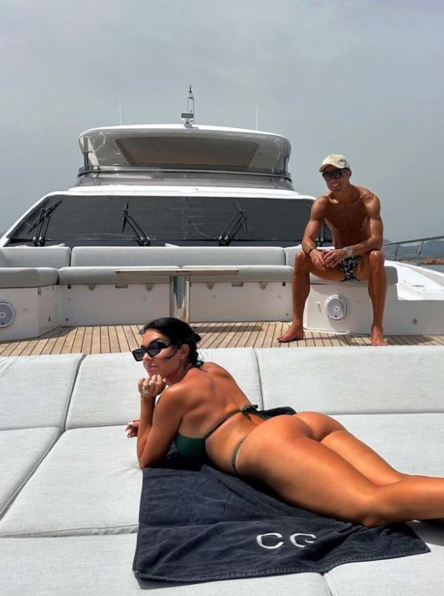 Τζορτζίνα Ροντρίγκεζ: Παλεύει με τα κύματα και «τρώει» τούμπα στη θάλασσα - Δείτε το βίντεο