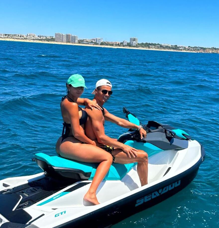 Τζορτζίνα Ροντρίγκεζ: Παλεύει με τα κύματα και «τρώει» τούμπα στη θάλασσα - Δείτε το βίντεο