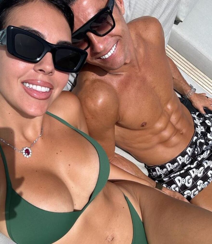 Τζορτζίνα Ροντρίγκεζ: Παλεύει με τα κύματα και «τρώει» τούμπα στη θάλασσα - Δείτε το βίντεο