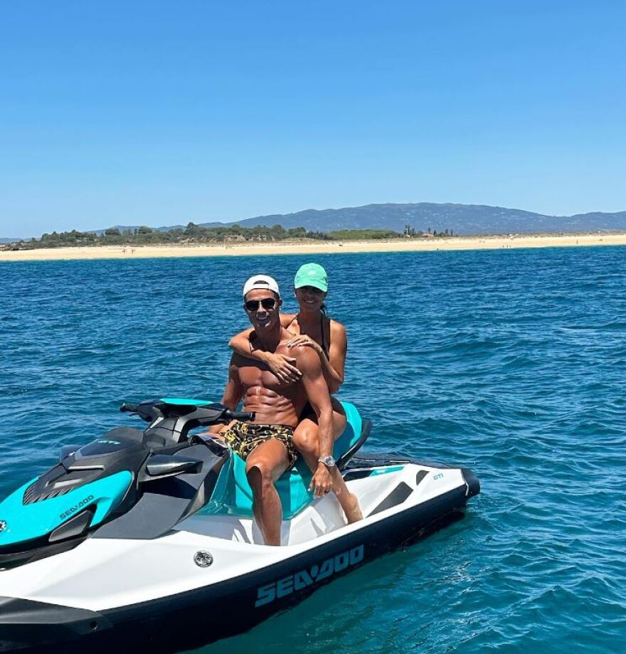 Τζορτζίνα Ροντρίγκεζ: Παλεύει με τα κύματα και «τρώει» τούμπα στη θάλασσα - Δείτε το βίντεο