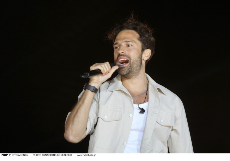 Κωνσταντίνος Αργυρός: Ξεσήκωσε, συγκίνησε και έδωσε «Ελπίδα» στο Θέατρο Πέτρας