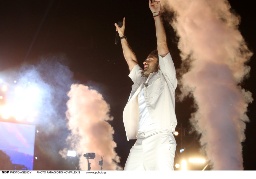 Κωνσταντίνος Αργυρός: Ξεσήκωσε, συγκίνησε και έδωσε «Ελπίδα» στο Θέατρο Πέτρας