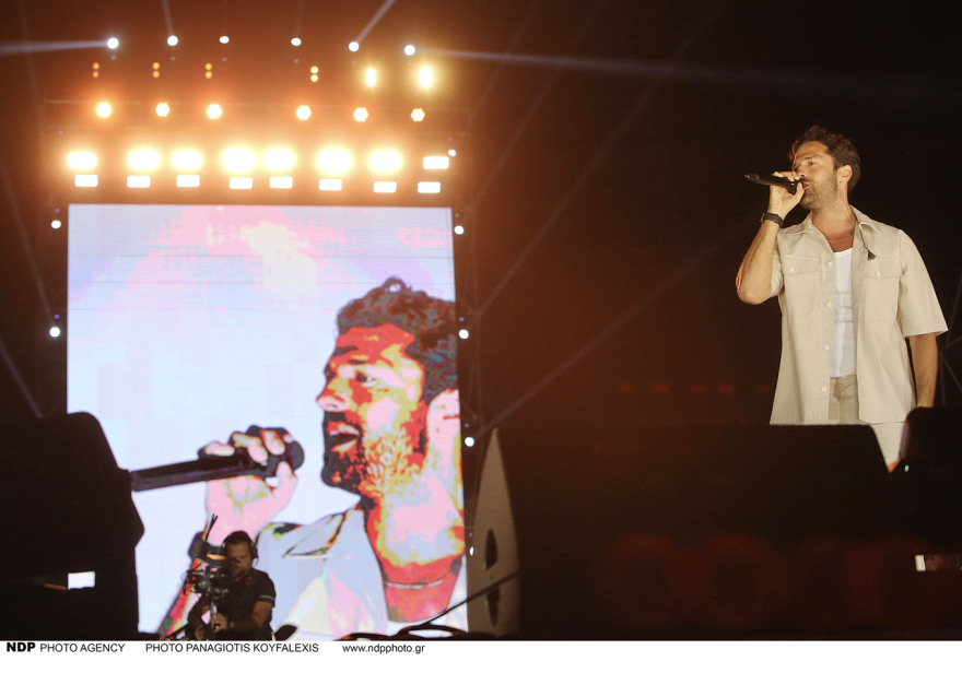 Κωνσταντίνος Αργυρός: Ξεσήκωσε, συγκίνησε και έδωσε «Ελπίδα» στο Θέατρο Πέτρας