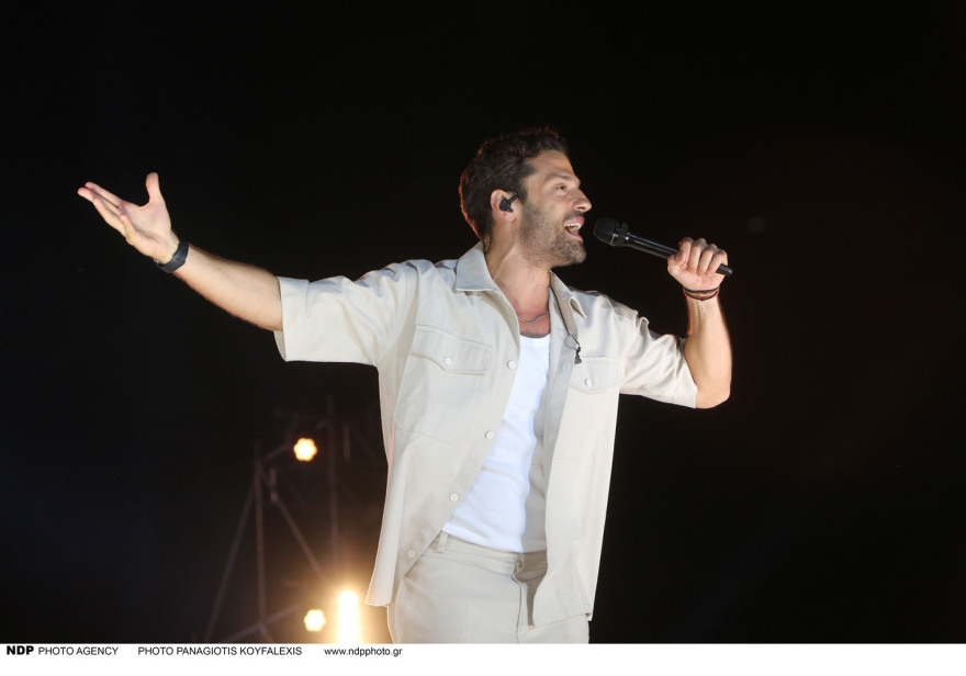 Κωνσταντίνος Αργυρός: Ξεσήκωσε, συγκίνησε και έδωσε «Ελπίδα» στο Θέατρο Πέτρας