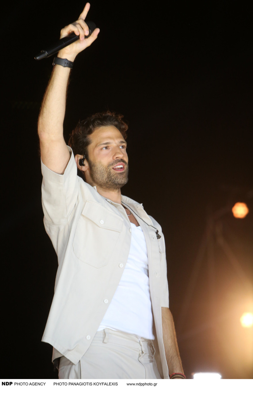 Κωνσταντίνος Αργυρός: Ξεσήκωσε, συγκίνησε και έδωσε «Ελπίδα» στο Θέατρο Πέτρας