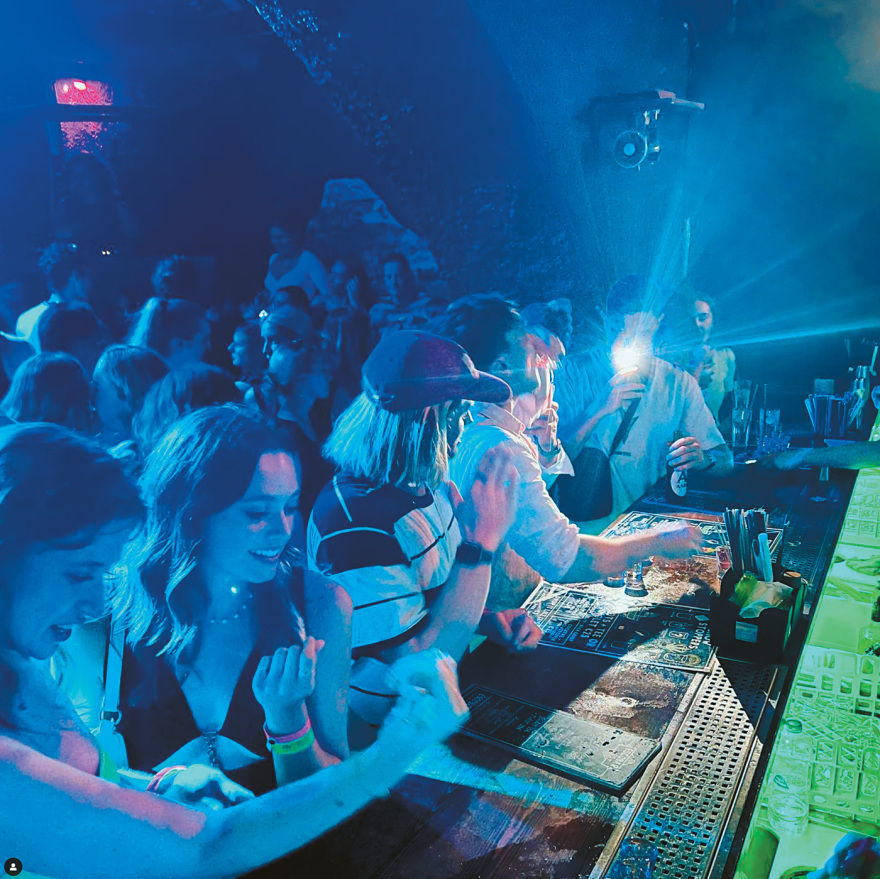 Οδοιπορικό στην Ίο: Οι διακοπές αποφοίτησης κατέληξαν σε ιρλανδική τραγωδία 