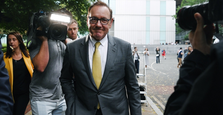 Ο Κέβιν Σπέισι επανεμφανίζεται και επιτίθεται στο Netflix - Υπάρχει εξαιτίας μου, λέει ο ηθοποιός