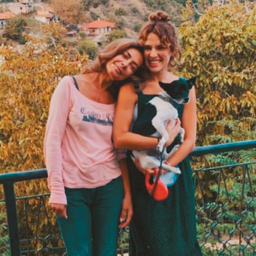 Ποια είναι η Μελία Κράιλινγκ που θα δούμε από το «Emily in Paris» στους «Πανθέους»