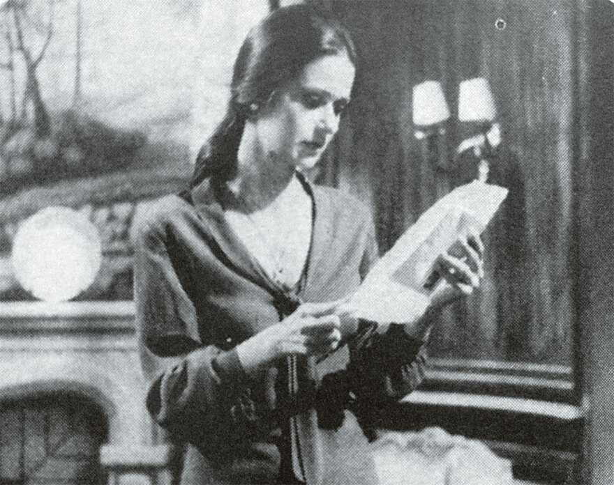 Ποια είναι η Μελία Κράιλινγκ που θα δούμε από το «Emily in Paris» στους «Πανθέους»