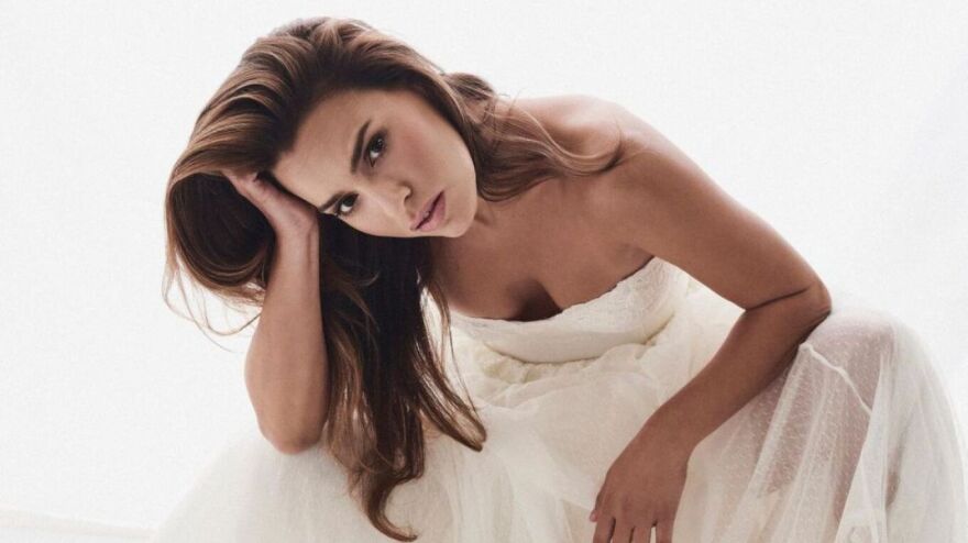 Ποια είναι η Μελία Κράιλινγκ που θα δούμε από το «Emily in Paris» στους «Πανθέους»