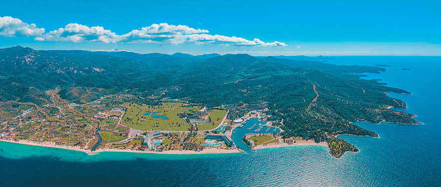 Πόρτο Καρράς: Η ιστορία της βίλας «Γαλήνη» που νοικιάζεται για €72.000 την εβδομάδα