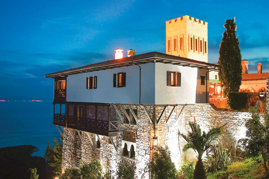 Πόρτο Καρράς: Η ιστορία της βίλας «Γαλήνη» που νοικιάζεται για €72.000 την εβδομάδα