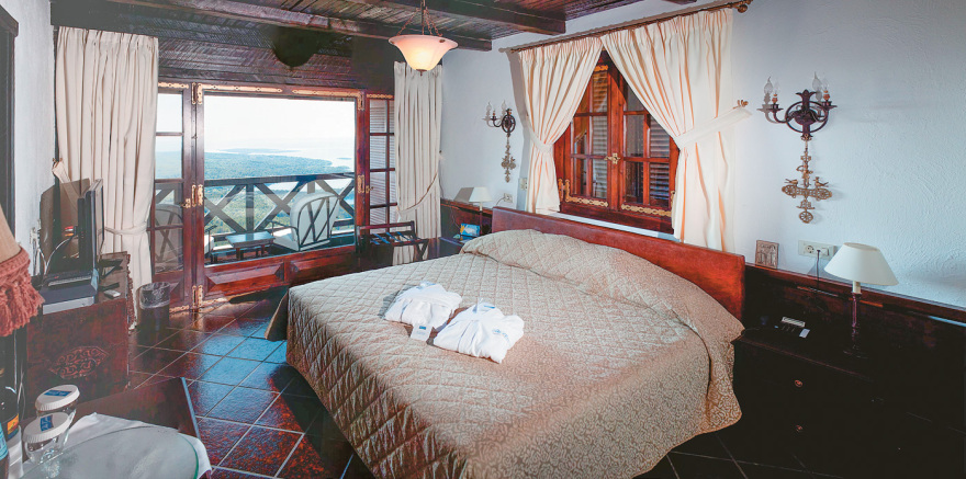 Πόρτο Καρράς: Η ιστορία της βίλας «Γαλήνη» που νοικιάζεται για €72.000 την εβδομάδα