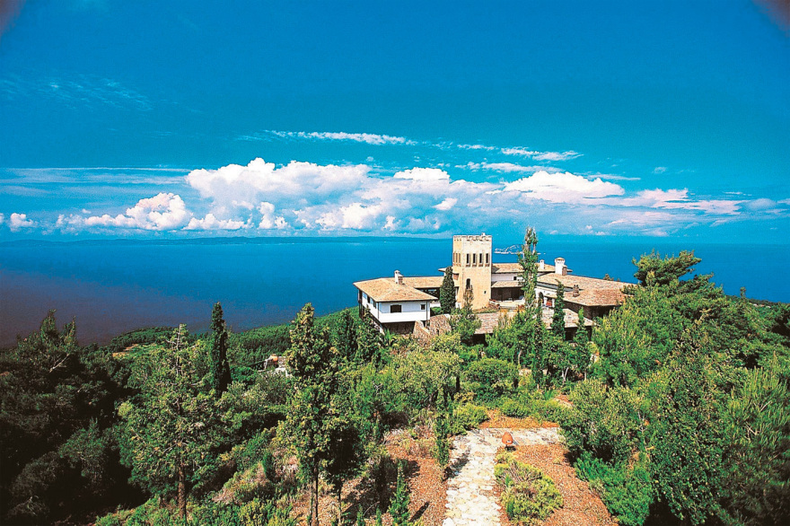 Πόρτο Καρράς: Η ιστορία της βίλας «Γαλήνη» που νοικιάζεται για €72.000 την εβδομάδα