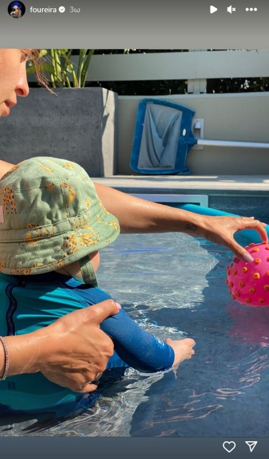 Ελένη Φουρέιρα: Στην πισίνα με τον πέντε μηνών γιο της 