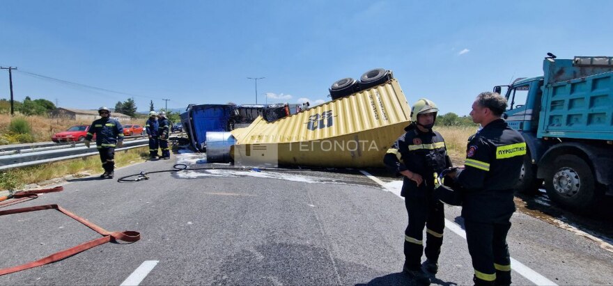 Βόλος: Σοκαριστικό τροχαίο με νταλίκα που κουβαλούσε λαμαρίνες να αναποδογυρίζει - Δείτε φωτογραφίες