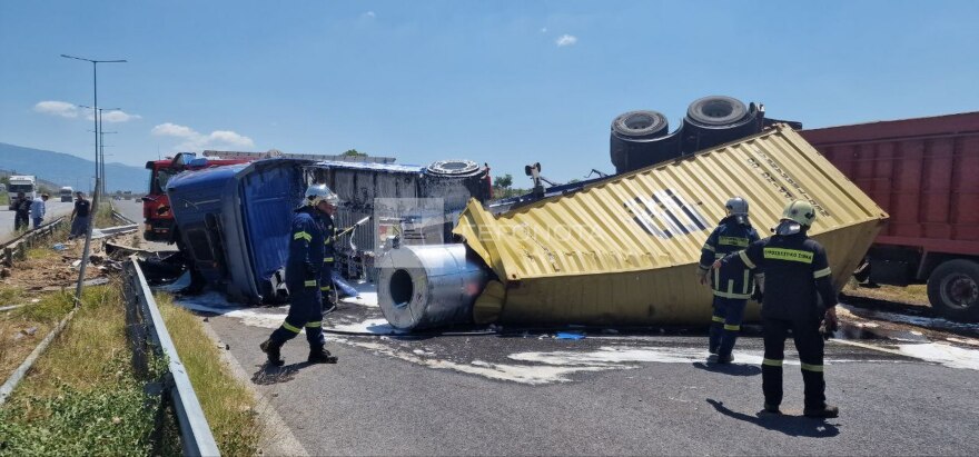 Βόλος: Σοκαριστικό τροχαίο με νταλίκα που κουβαλούσε λαμαρίνες να αναποδογυρίζει - Δείτε φωτογραφίες