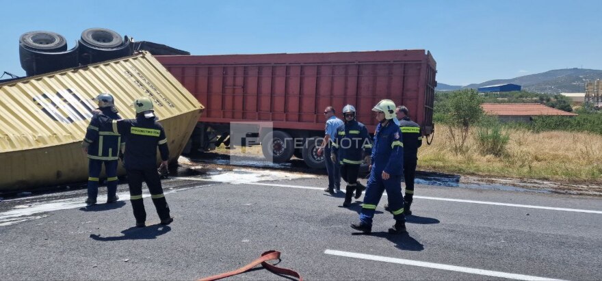 Βόλος: Σοκαριστικό τροχαίο με νταλίκα που κουβαλούσε λαμαρίνες να αναποδογυρίζει - Δείτε φωτογραφίες