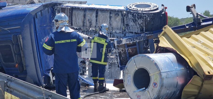 Βόλος: Σοκαριστικό τροχαίο με νταλίκα που κουβαλούσε λαμαρίνες να αναποδογυρίζει - Δείτε φωτογραφίες