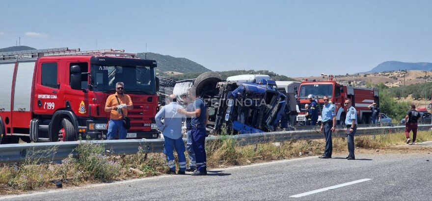 Βόλος: Σοκαριστικό τροχαίο με νταλίκα που κουβαλούσε λαμαρίνες να αναποδογυρίζει - Δείτε φωτογραφίες