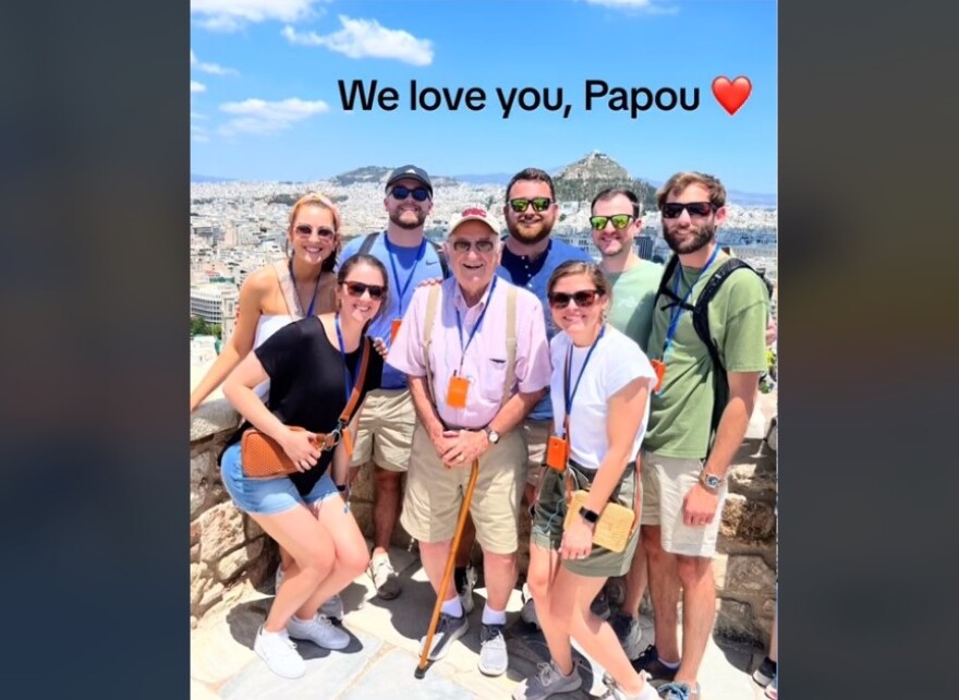 Ομογενής ετών 89 έρχεται για πρώτη φορά στην Ελλάδα και γίνεται viral στο TikTok - Δείτε βίντεο