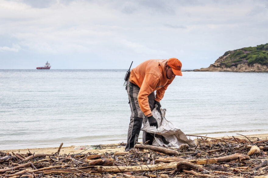 Πώς ο «Τυφώνας» του Κοινωφελούς Ιδρύματος Αθανάσιος Κ. Λασκαρίδης σαρώνει τα απορρίμματα στη Σάμο - Δείτε βίντεο