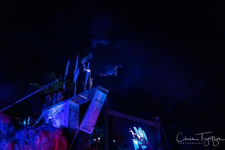 Agios Nikolaos Cliff Diving: Μοναδικές στιγμές στον Άγιο Νικόλαο - Δείτε βίντεο