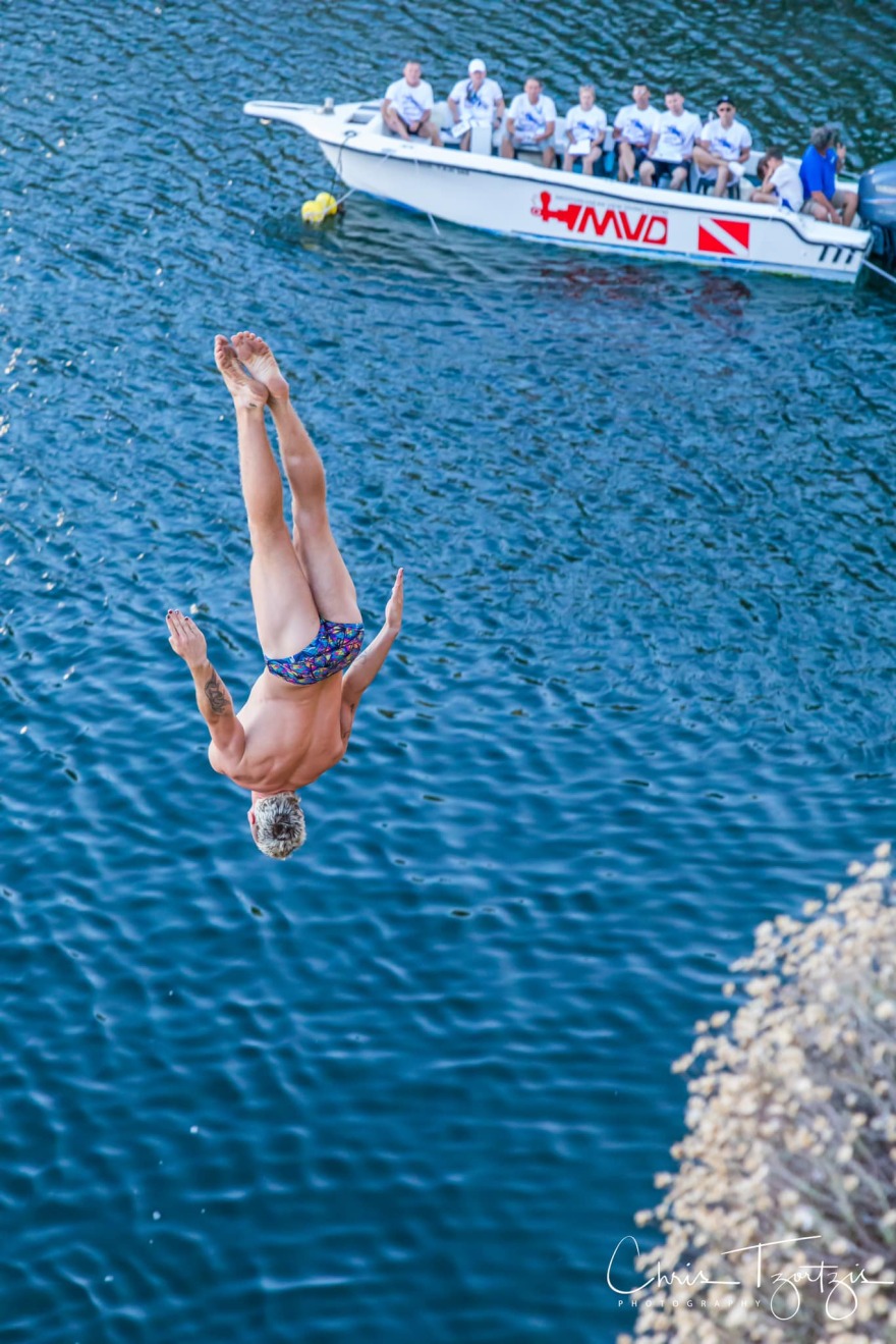 Agios Nikolaos Cliff Diving: Μοναδικές στιγμές στον Άγιο Νικόλαο - Δείτε βίντεο