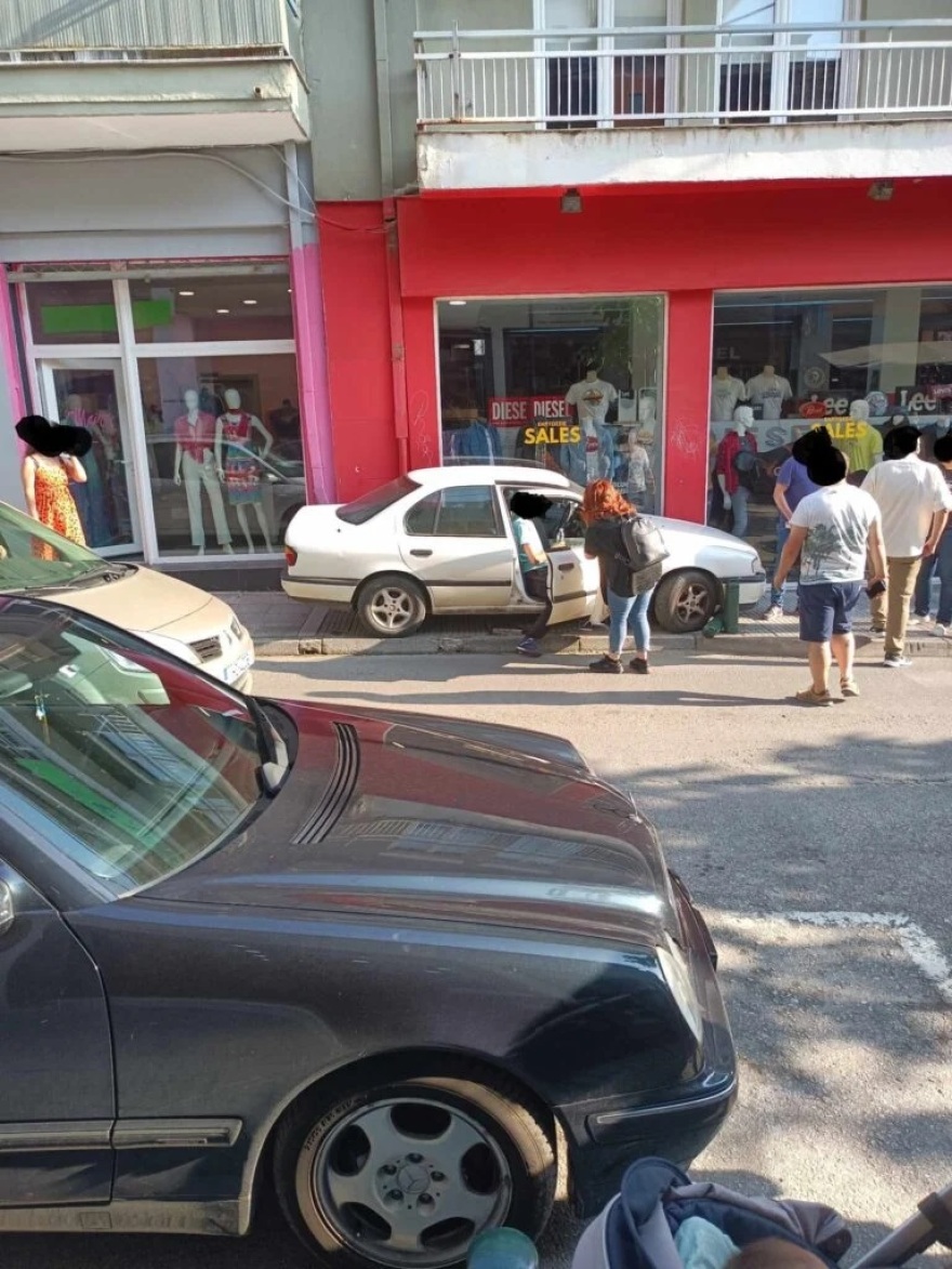 Κοζάνη: Νεκρός 54χρονος που έπεσε με το αυτοκίνητό του πάνω σε βιτρίνα καταστήματος