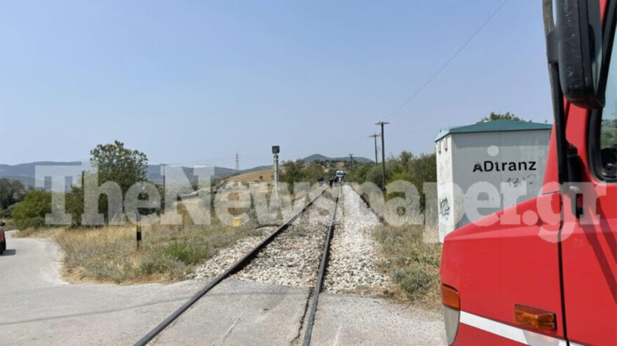 Βόλος: Μοτοσικλέτα παραβίασε τις μπάρες και έπεσε επάνω σε αμαξοστοιχία - Καθυστερήσεις στα δρομολόγια