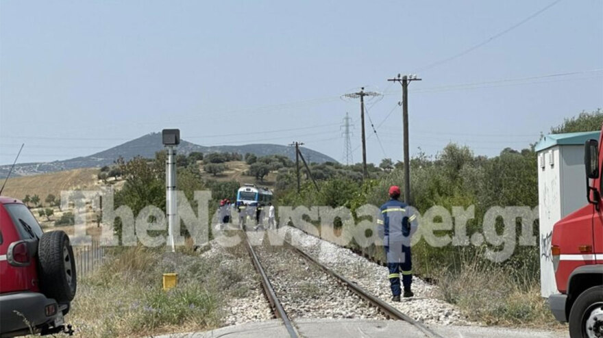 Βόλος: Μοτοσικλέτα παραβίασε τις μπάρες και έπεσε επάνω σε αμαξοστοιχία - Καθυστερήσεις στα δρομολόγια