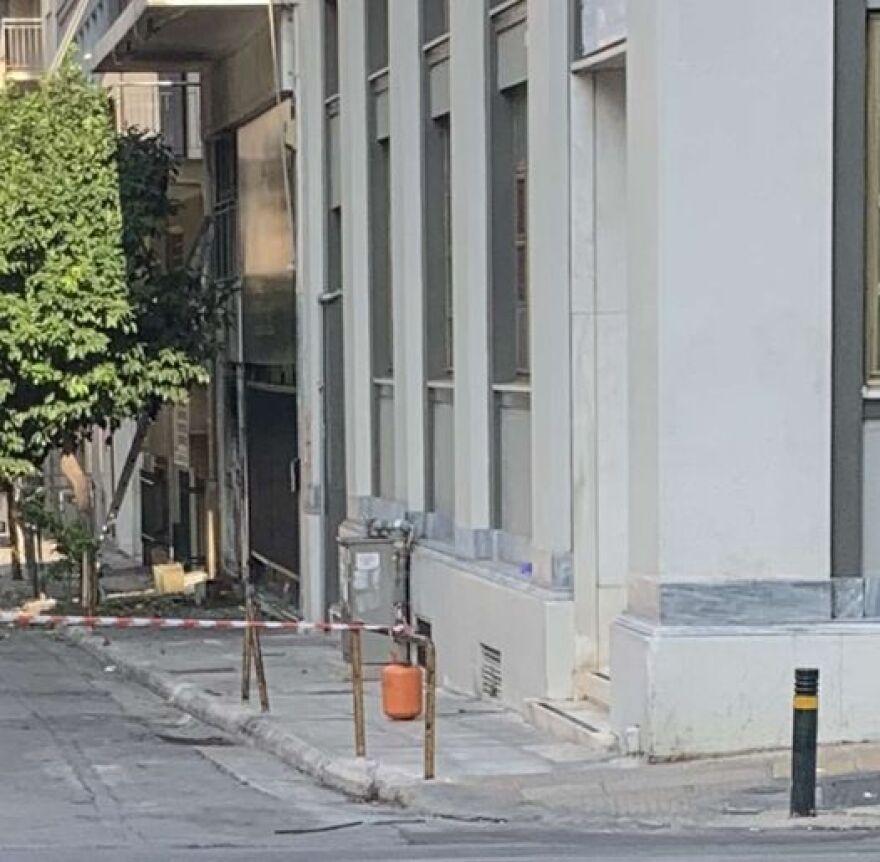 «Έχουν» σε βίντεο τον δράστη που έβαλε τους εκρηκτικούς μηχανισμούς στην Τεκτονική Στοά στην Αχαρνών