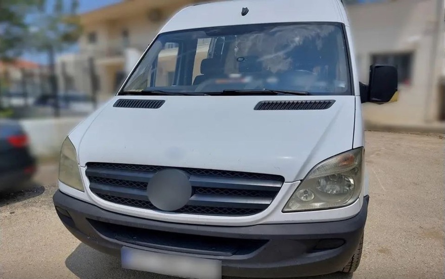 Έβρος: Καρέ καρέ η στιγμή που αστυνομικοί βρίσκουν μετανάστες κρυμμένους σε κρύπτη σε βαν - Δείτε βίντεο