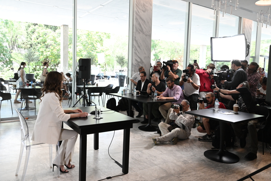 Αχτσιόγλου… back stage: Μηνύματα και σύμβολα στην πρεμιέρα της διαδοχής