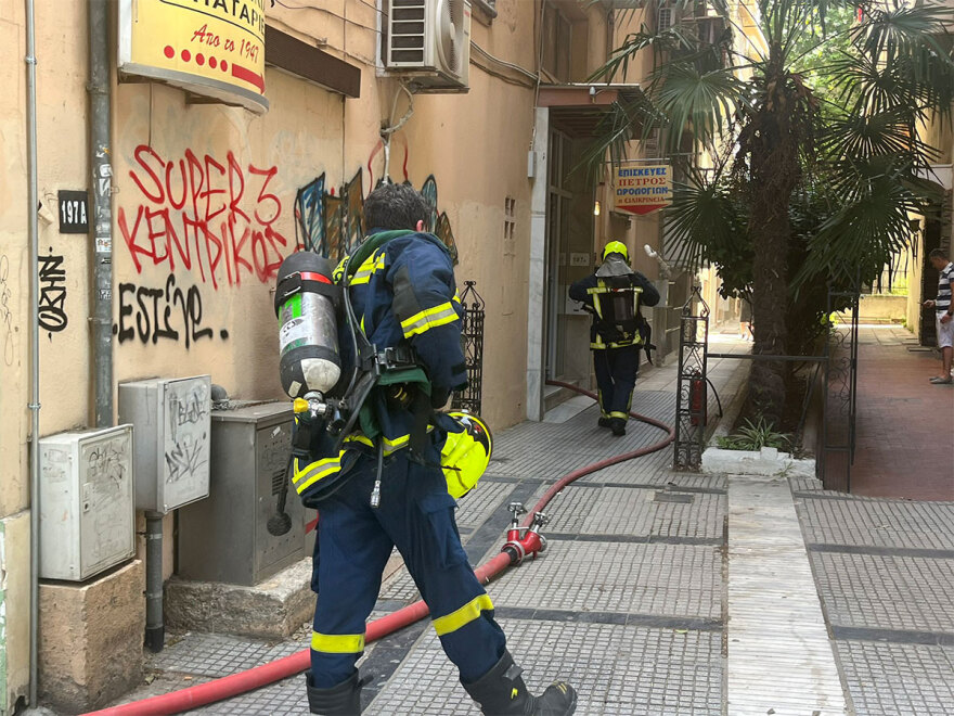 Φωτιά σε διαμέρισμα στη Θεσσαλονίκη: Απεγκλωβίστηκε άτομο από μπαλκόνι με γερανοφόρο όχημα - Βίντεο