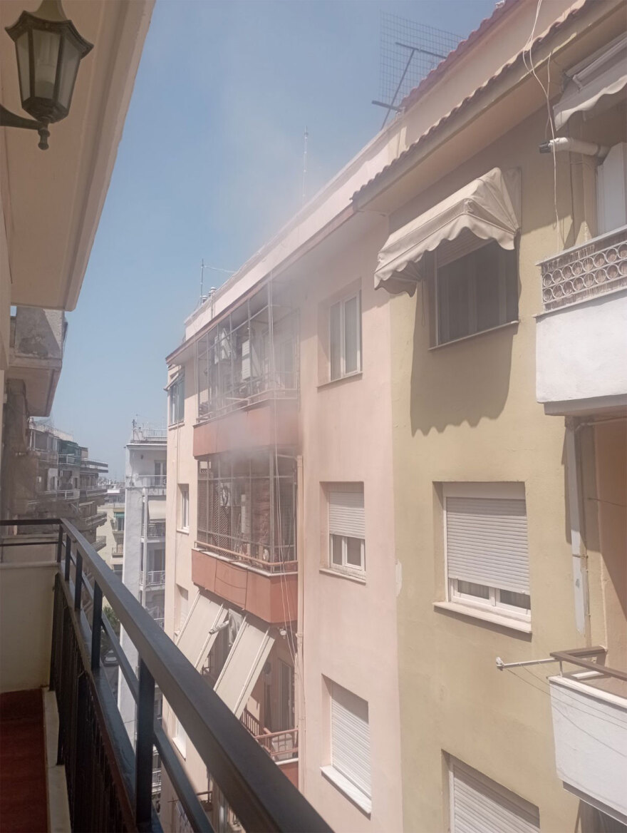 Φωτιά σε διαμέρισμα στη Θεσσαλονίκη: Απεγκλωβίστηκε άτομο από μπαλκόνι με γερανοφόρο όχημα - Βίντεο