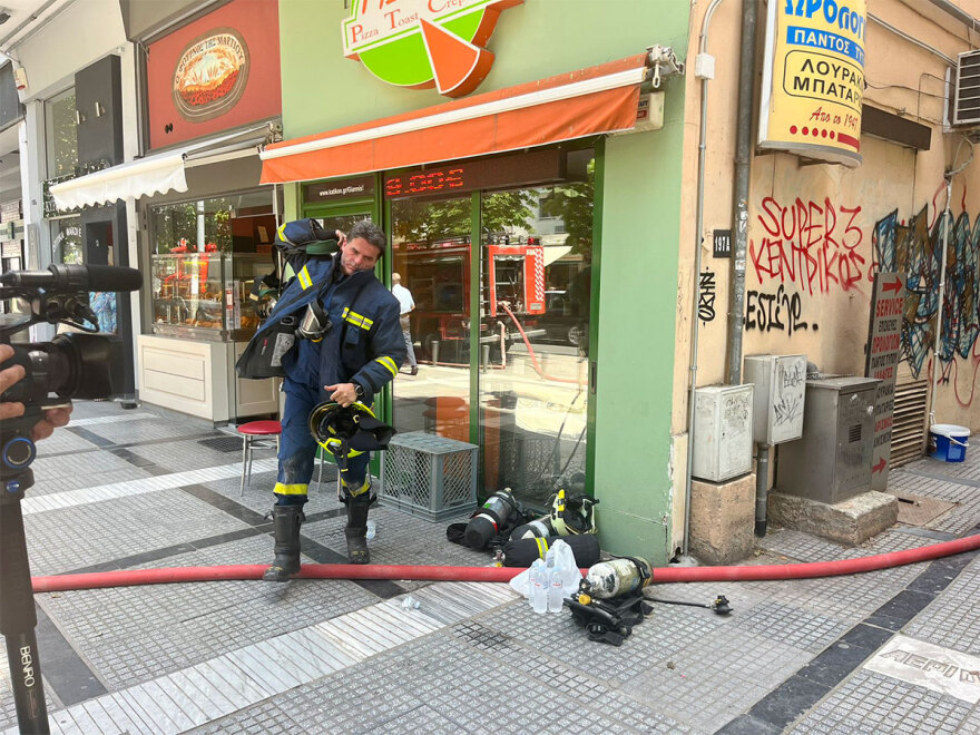 Φωτιά σε διαμέρισμα στη Θεσσαλονίκη: Απεγκλωβίστηκε άτομο από μπαλκόνι με γερανοφόρο όχημα - Βίντεο