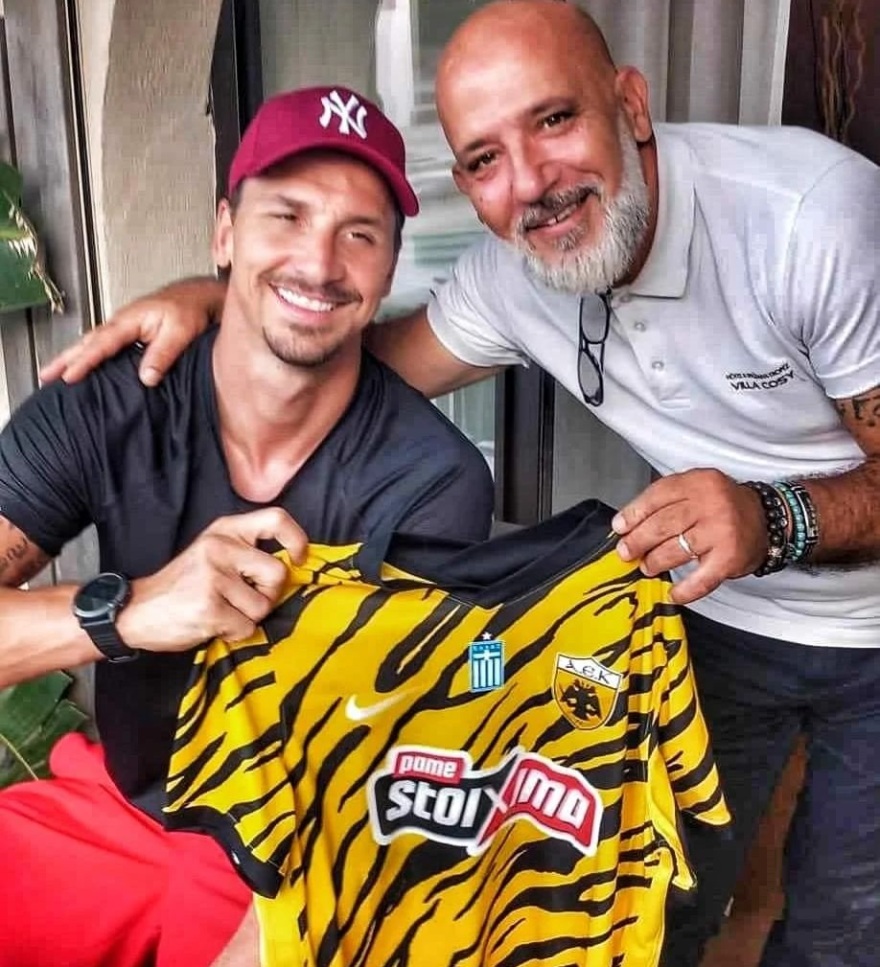 Ιμπραΐμοβιτς: Φωτογραφήθηκε κρατώντας φανέλα της ΑΕΚ στις διακοπές του