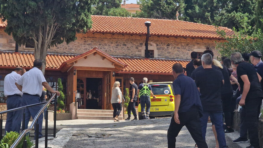 Ράγισαν καρδιές στην κηδεία της 16χρονης που πέθανε στη Χαλκιδική - Κατέρρευσαν η μάνα και η αδελφή της