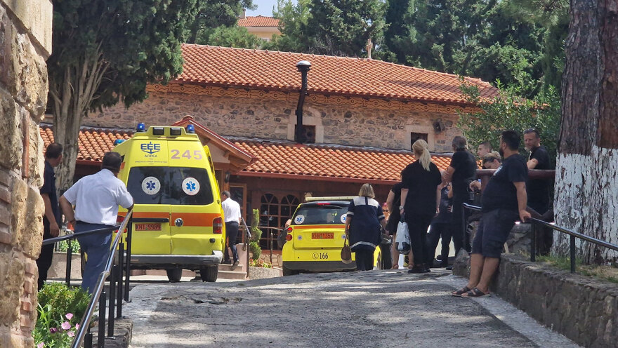 Ράγισαν καρδιές στην κηδεία της 16χρονης που πέθανε στη Χαλκιδική - Κατέρρευσαν η μάνα και η αδελφή της