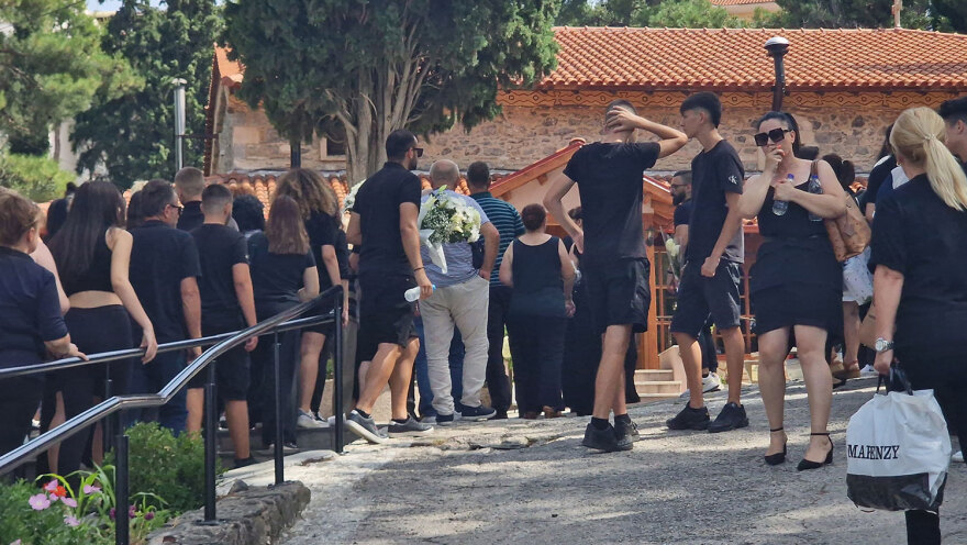 Ράγισαν καρδιές στην κηδεία της 16χρονης που πέθανε στη Χαλκιδική - Κατέρρευσαν η μάνα και η αδελφή της