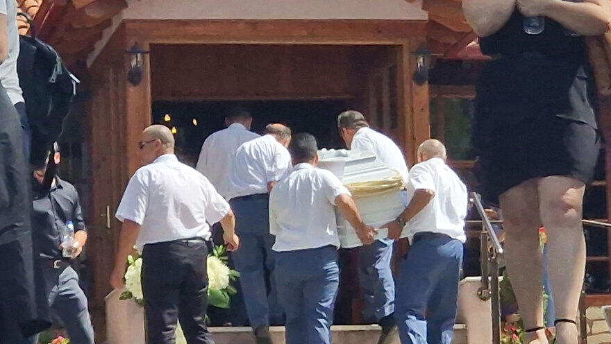 Ράγισαν καρδιές στην κηδεία της 16χρονης που πέθανε στη Χαλκιδική - Κατέρρευσαν η μάνα και η αδελφή της