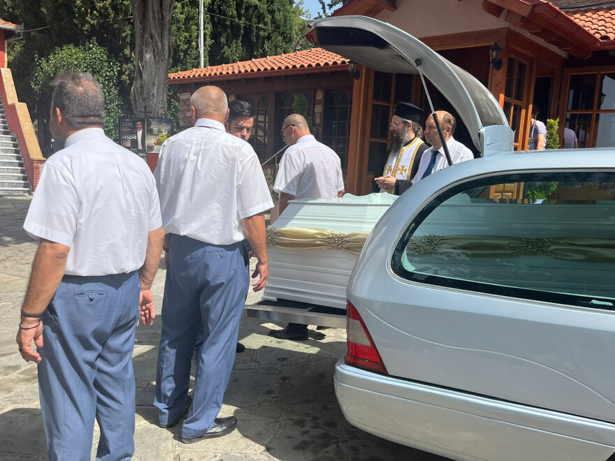 Ράγισαν καρδιές στην κηδεία της 16χρονης που πέθανε στη Χαλκιδική - Κατέρρευσαν η μάνα και η αδελφή της