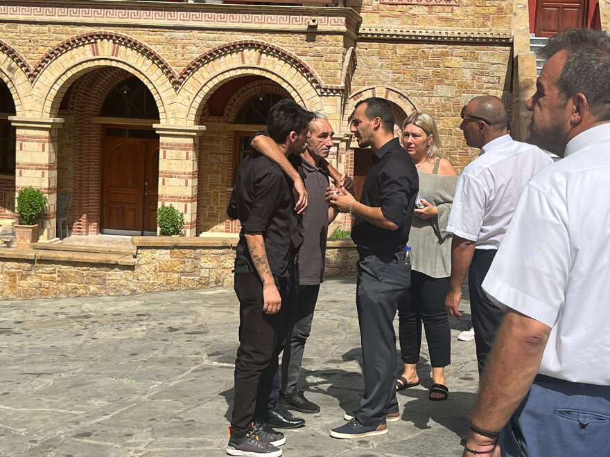 Ράγισαν καρδιές στην κηδεία της 16χρονης που πέθανε στη Χαλκιδική - Κατέρρευσαν η μάνα και η αδελφή της